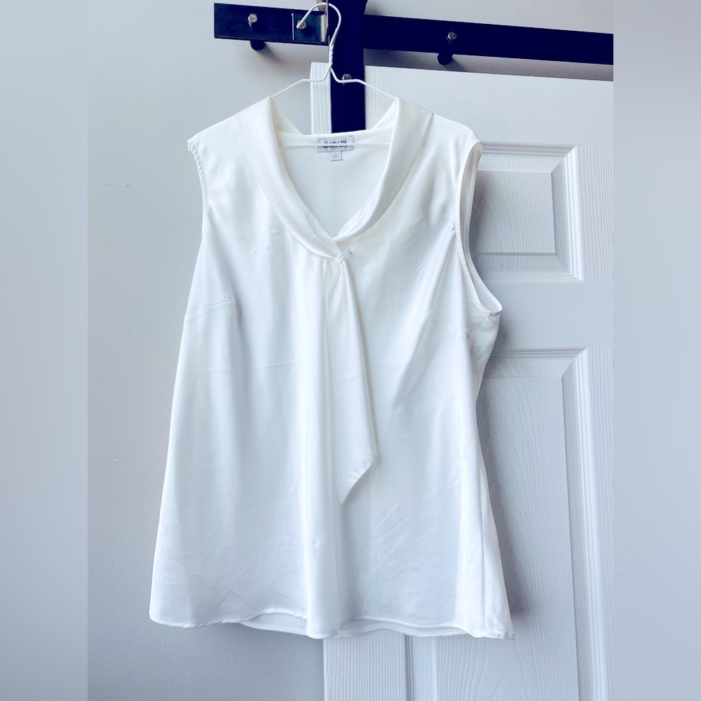 Tahari sleeveless top White Size XL pretty lightly worn
